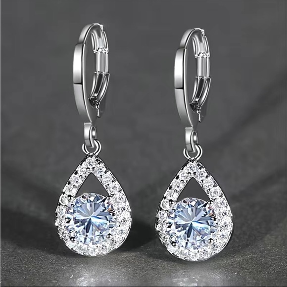 NWT SILVER TEAR DROP EARRINGS. - Picture 3 of 4